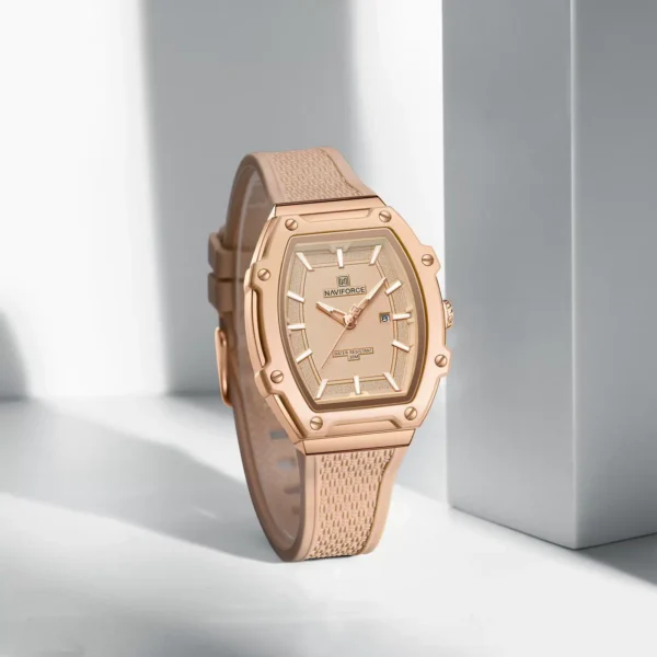 “Naviforce NF8069 Blossom Date wristwatch — round zinc-alloy case, analog dial, slim profile on wrist”