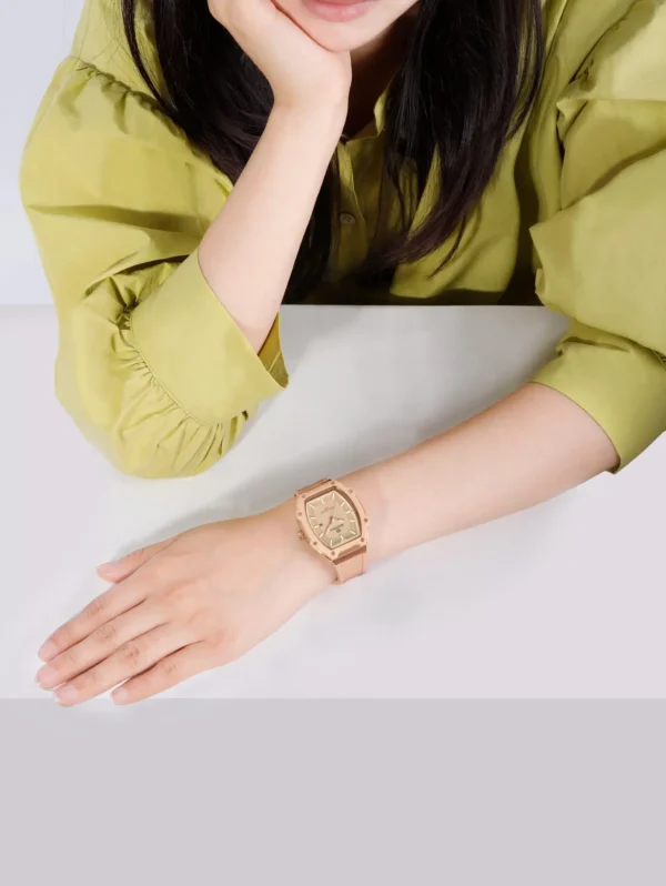 “Naviforce NF8069 Blossom Date wristwatch — round zinc-alloy case, analog dial, slim profile on wrist”