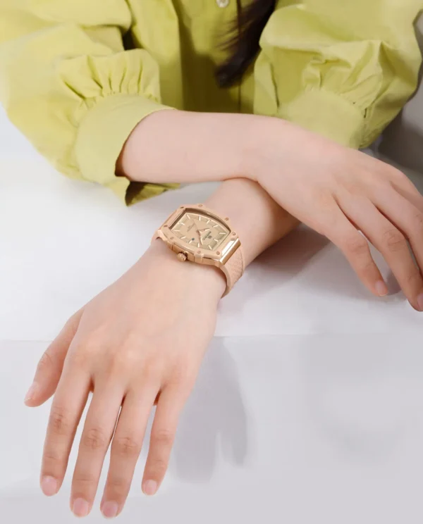“Naviforce NF8069 Blossom Date wristwatch — round zinc-alloy case, analog dial, slim profile on wrist”