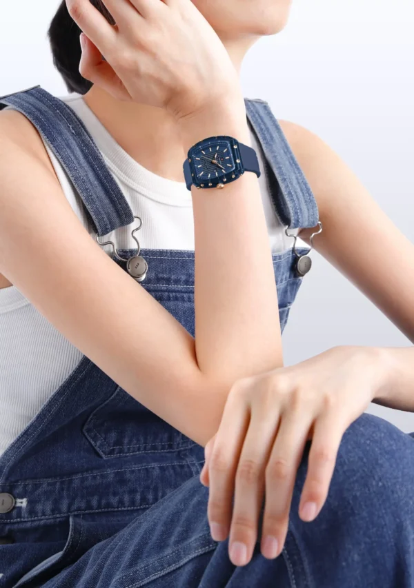Naviforce NF 7124 Urban Lady Date women’s wristwatch silicone strap, and date display in a modern fashion design.